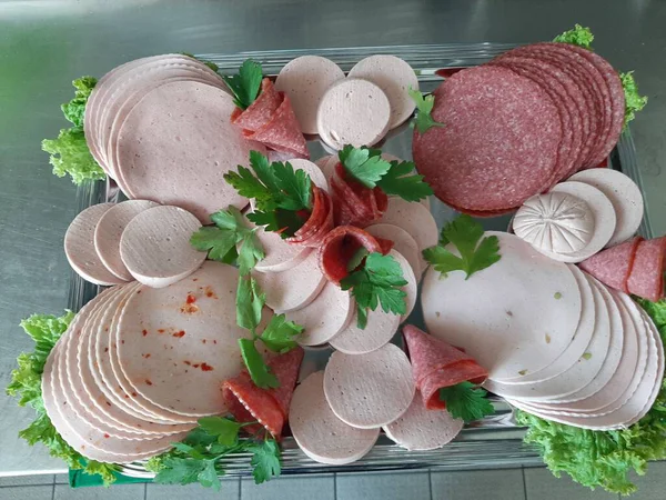 Servis tabağında dilimlenmiş salam çeşitleri