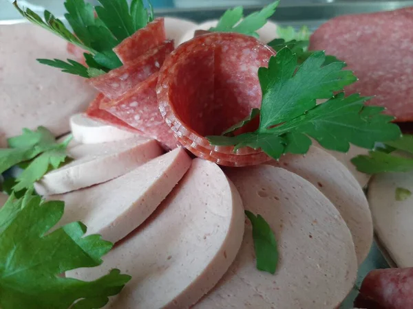 Servis tabağında dilimlenmiş salam çeşitleri