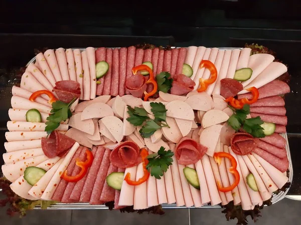 Servis tabağında dilimlenmiş salam çeşitleri