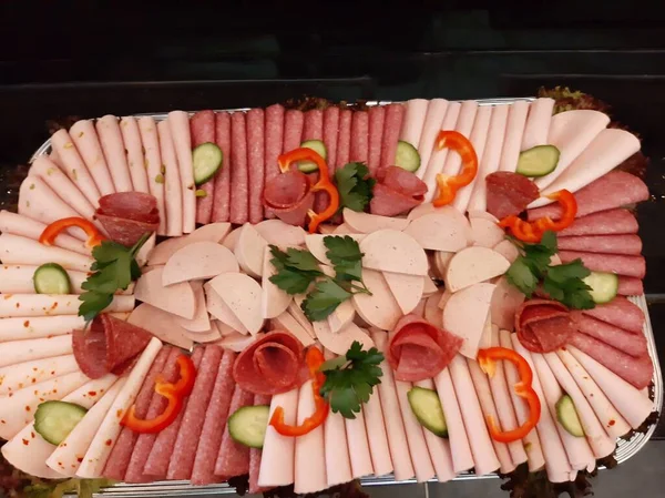 Servis tabağında dilimlenmiş salam çeşitleri