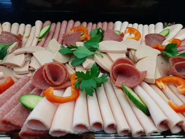 Servis tabağında dilimlenmiş salam çeşitleri