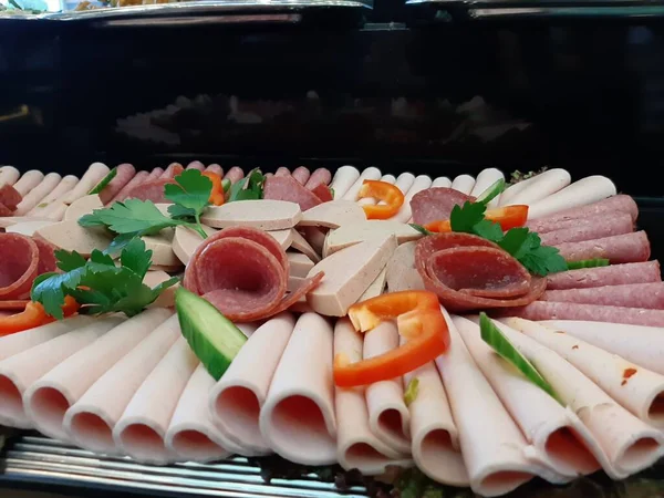 Servis tabağında dilimlenmiş salam çeşitleri