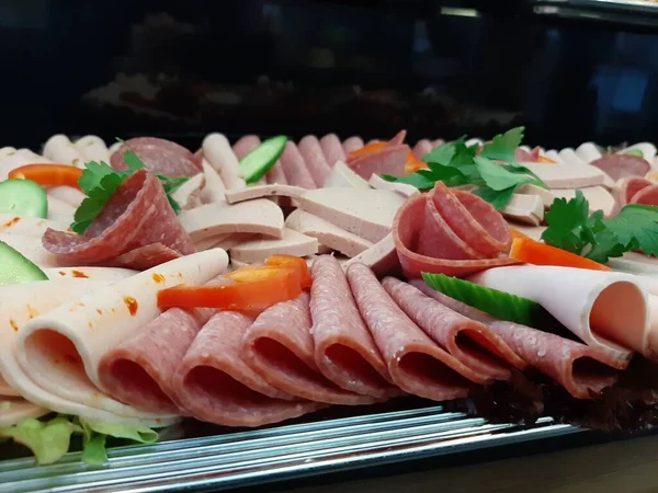 Servis tabağında dilimlenmiş salam çeşitleri