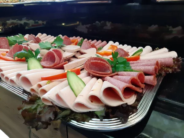 Servis tabağında dilimlenmiş salam çeşitleri