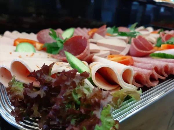 Servis tabağında dilimlenmiş salam çeşitleri