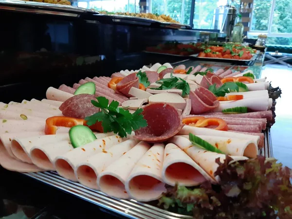 Servis tabağında dilimlenmiş salam çeşitleri