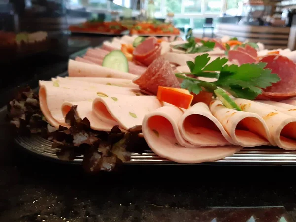 Servis tabağında dilimlenmiş salam çeşitleri