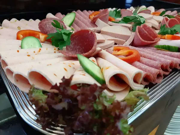 Servis tabağında dilimlenmiş salam çeşitleri