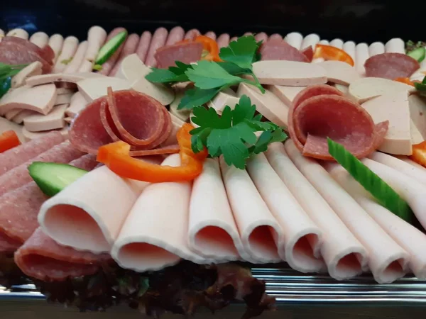 Servis tabağında dilimlenmiş salam çeşitleri