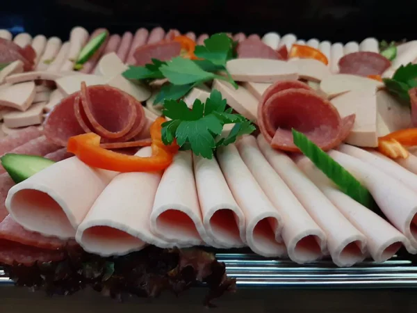 Servis tabağında dilimlenmiş salam çeşitleri