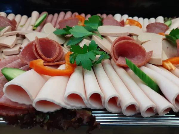 Servis tabağında dilimlenmiş salam çeşitleri