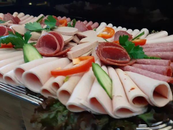 Servis tabağında dilimlenmiş salam çeşitleri