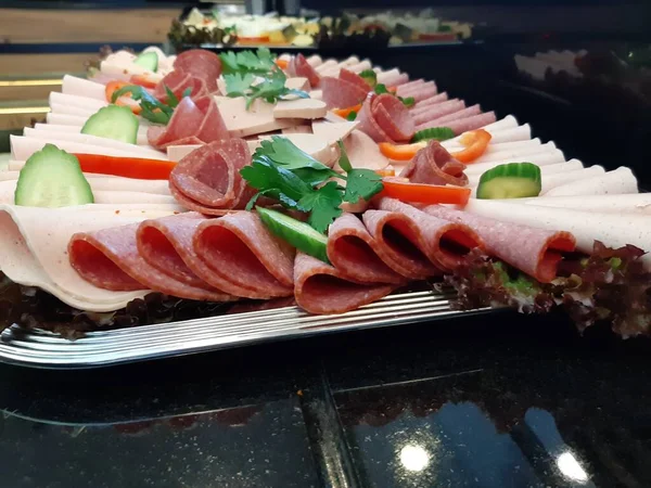 Servis tabağında dilimlenmiş salam çeşitleri