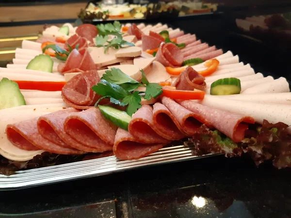 Servis tabağında dilimlenmiş salam çeşitleri