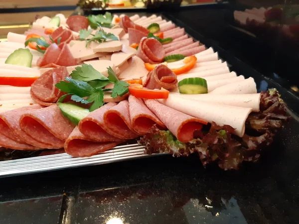 Servis tabağında dilimlenmiş salam çeşitleri