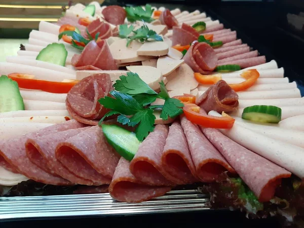 Servis tabağında dilimlenmiş salam çeşitleri