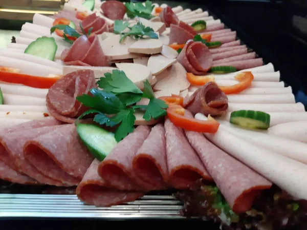 Servis tabağında dilimlenmiş salam çeşitleri