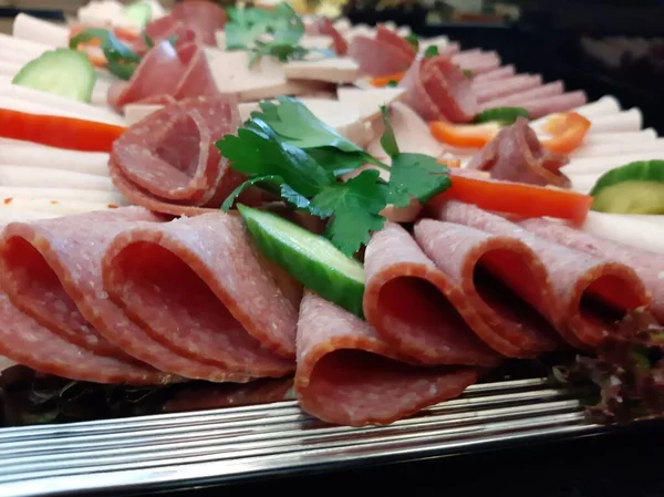 Servis tabağında dilimlenmiş salam çeşitleri