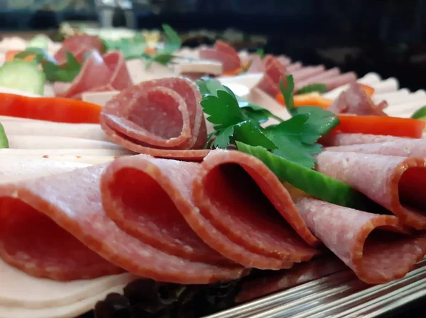 Servis tabağında dilimlenmiş salam çeşitleri