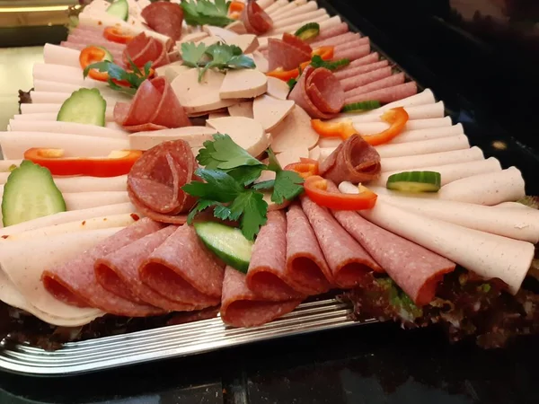 Servis tabağında dilimlenmiş salam çeşitleri