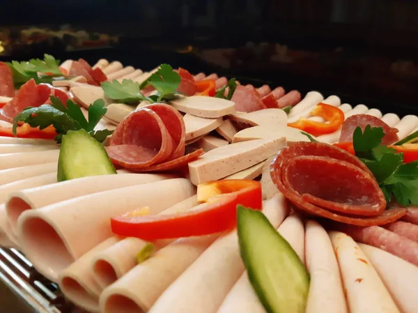 Servis tabağında dilimlenmiş salam çeşitleri