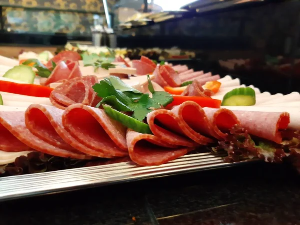 Servis tabağında dilimlenmiş salam çeşitleri