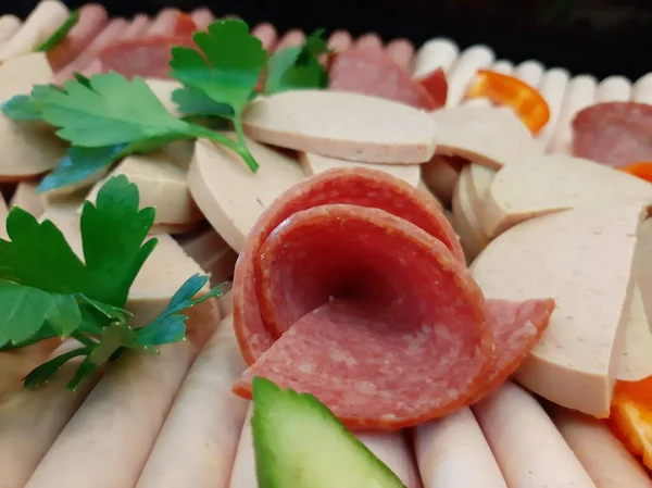 Servis tabağında dilimlenmiş salam çeşitleri