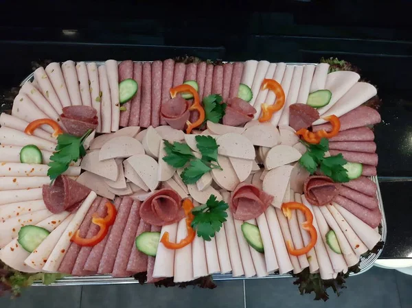 Servis tabağında dilimlenmiş salam çeşitleri