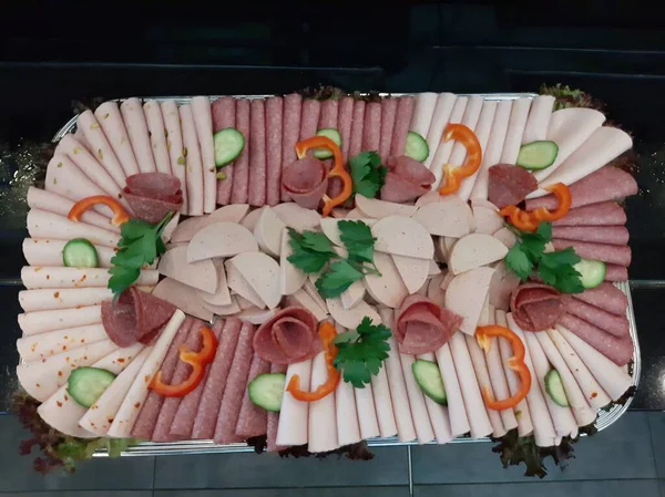 Servis tabağında dilimlenmiş salam çeşitleri