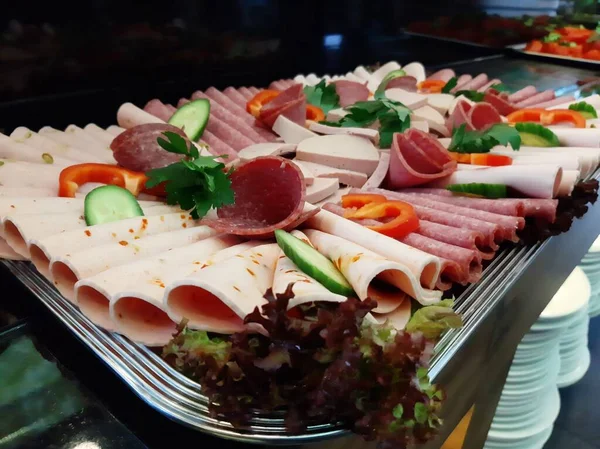 Servis tabağında dilimlenmiş salam çeşitleri