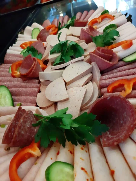 Servis tabağında dilimlenmiş salam çeşitleri