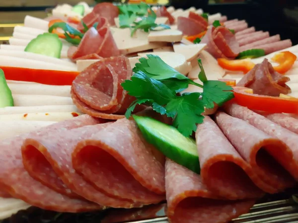 Servis tabağında dilimlenmiş salam çeşitleri