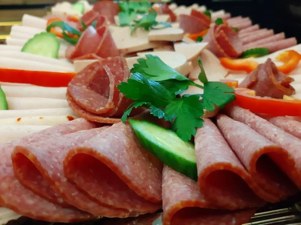 Servis tabağında dilimlenmiş salam çeşitleri