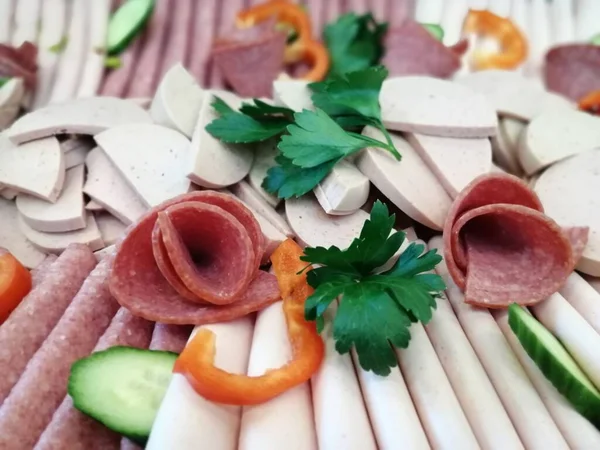 Servis tabağında dilimlenmiş salam çeşitleri