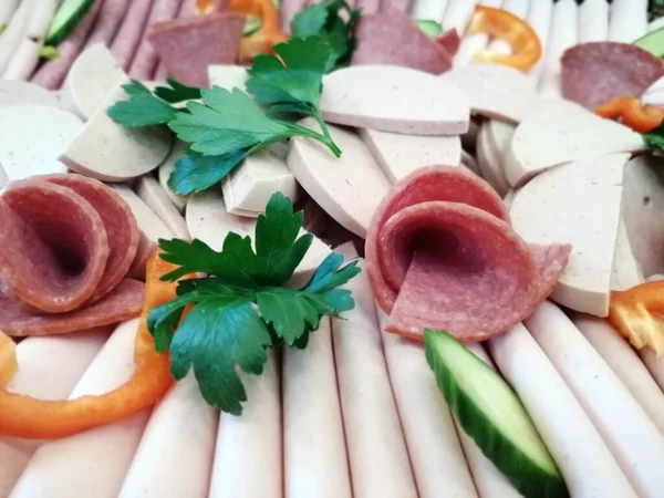 Servis tabağında dilimlenmiş salam çeşitleri