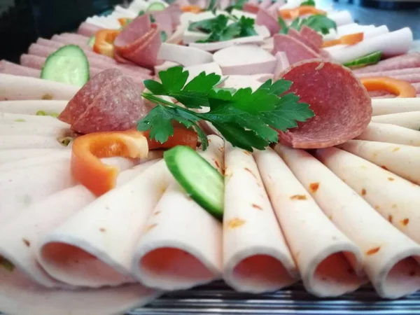 Servis tabağında dilimlenmiş salam çeşitleri