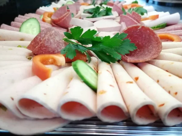 Servis tabağında dilimlenmiş salam çeşitleri