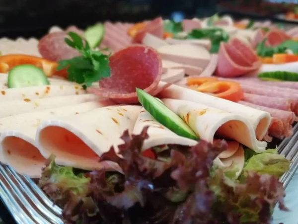 Servis tabağında dilimlenmiş salam çeşitleri