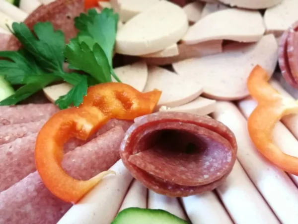 Gesneden Salami Variëteiten Serveerplaat — Stockfoto