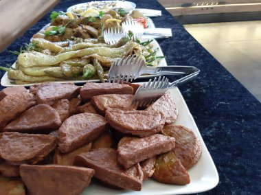 Kızarmış lezzetli hamburger köftesi.