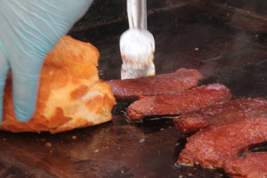 Lezzetli sosis ve ateşte pişmiş ekmek.