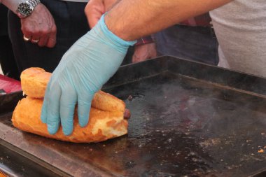 Lezzetli sosis ve ateşte pişmiş ekmek.