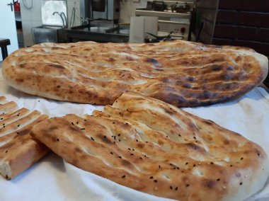 Fırından taze ve sıcak ekmek.