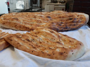 Fırından taze ve sıcak ekmek.
