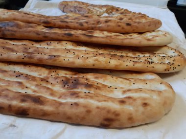 Fırından taze ve sıcak ekmek.