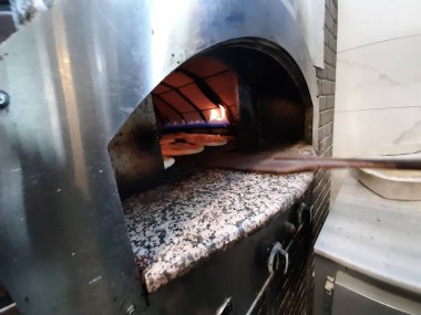 Fırından taze ve sıcak ekmek.