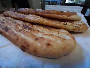 Fırından taze ve sıcak ekmek.