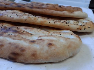 Fırından taze ve sıcak ekmek.