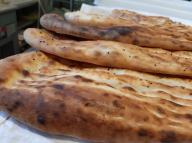 Fırından taze ve sıcak ekmek.