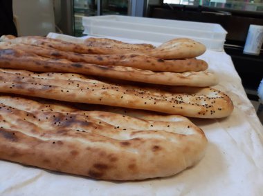 Fırından taze ve sıcak ekmek.